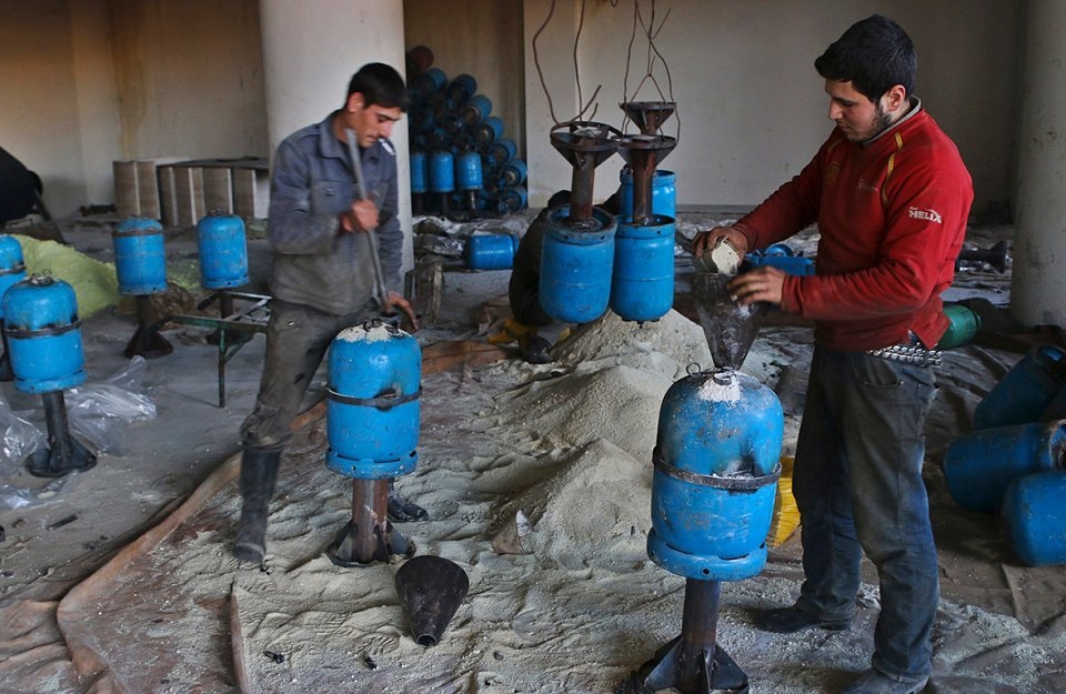 بالفيديو..الطيران الروسي يقصف مصانع ومستودعات أسلحة للارهابيين في حلب