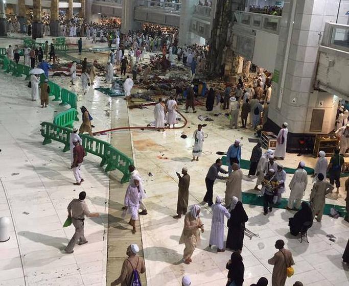 بالفيديو..سقوط رافعة بالحرم المكي تؤدي الى مقتل العشرات من المصلين