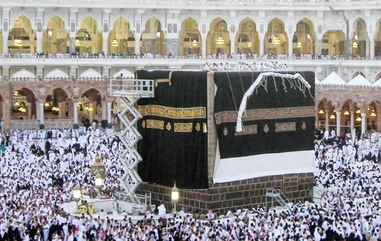 بالفیديو...الكعبة ترتدي ثوبها الجديد في يوم عرفات