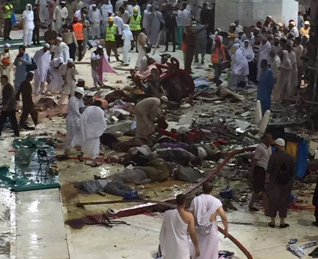 شاهد بالفيديو..لحظة سقوط الرافعة في الحرم المكي الشريف