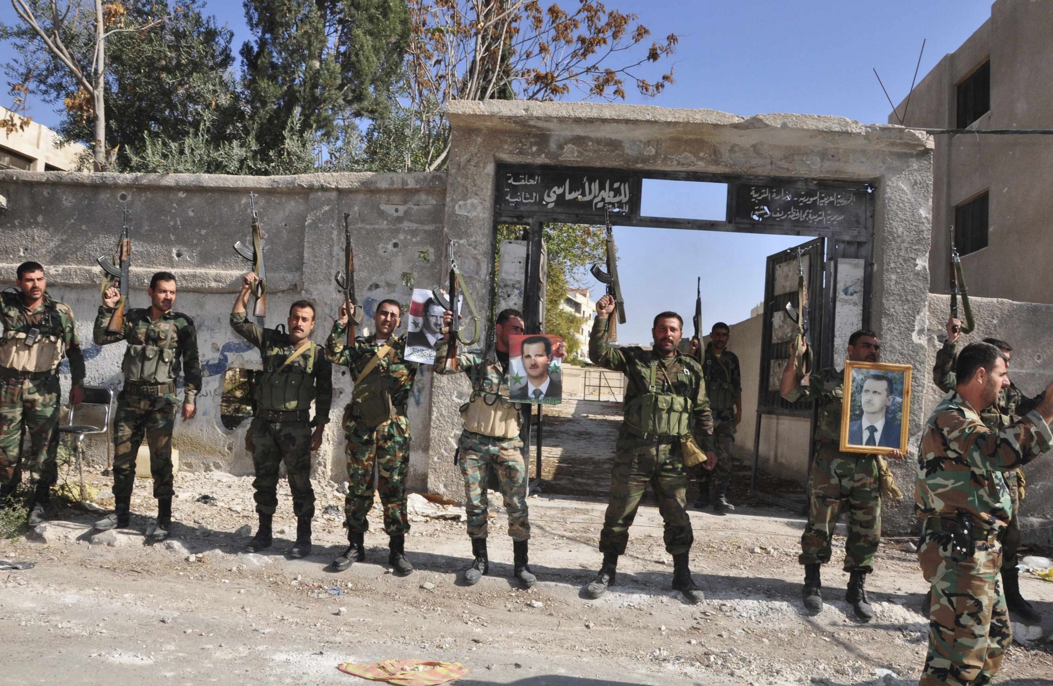 عناصر من الجيش السوري بعد تحريرهم أحد الأحياء شمال حلب