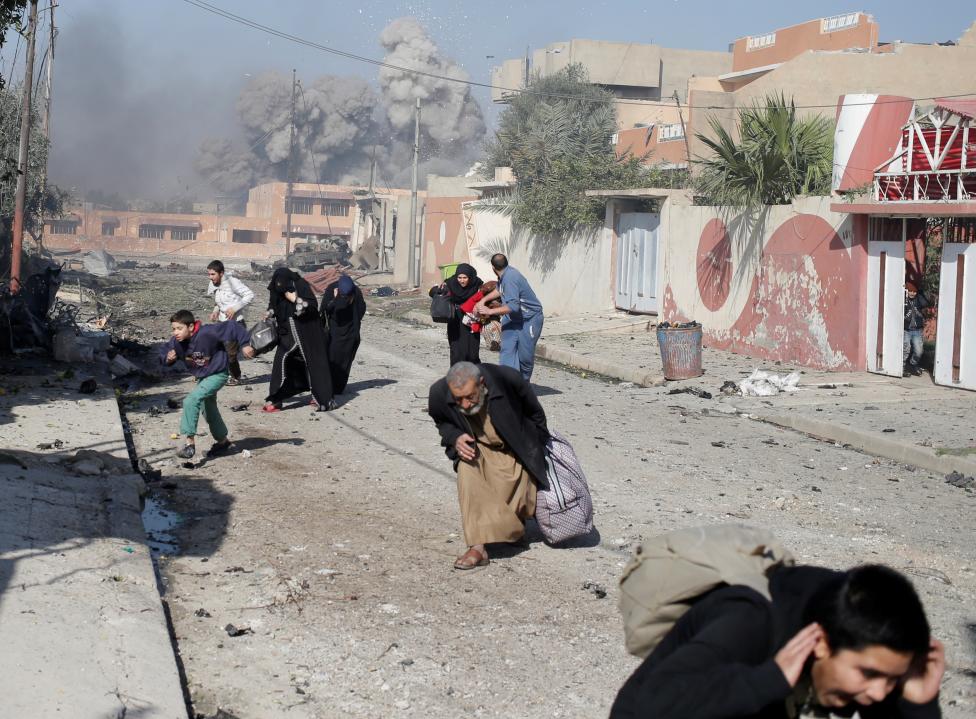 مواطنون من تلعفر يفرّون من قذائف داعش خلال اشتباكات مع الجيش العراقي