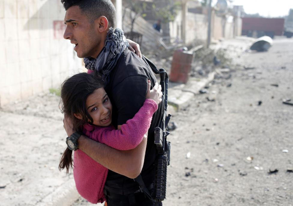 شاب من القوات العراقية الخاصة ينقذ فتاة بعد تحرير جنوب شرقي الموصل من داعش