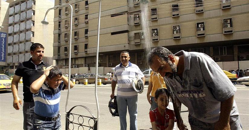 كويتيون يأخذون حماما باردا على أرصفة الطرقات بسبب الارتفاع الشديد في درجات الحرارة