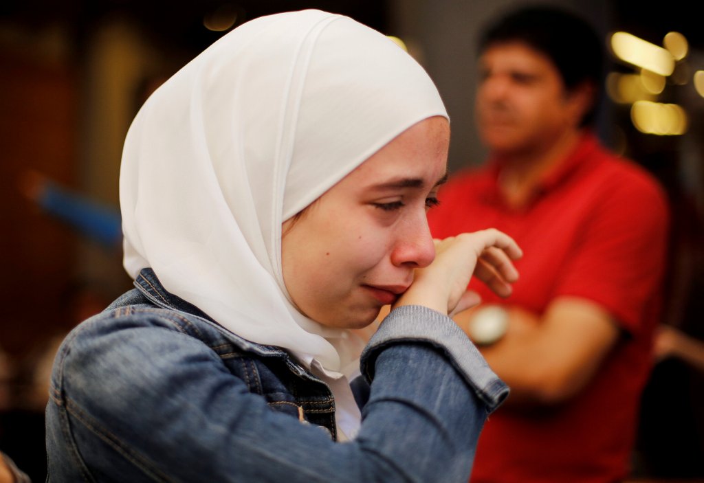 دموع شابة سورية بعد خسارة فريق بلادها