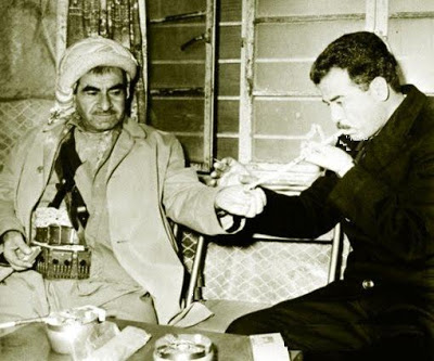 مصطفى بارزاني والد الانفصالي مسعود بارزاني مع الرئيس المقبور صدام حسين