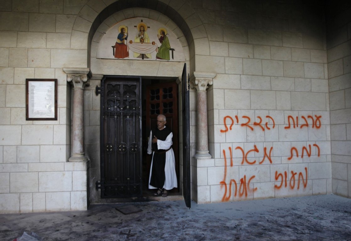 شعار ضد المسيحيين على أبواب مسيحية رقاد السيدة العذراء في البلدة القديمة بالقدس.