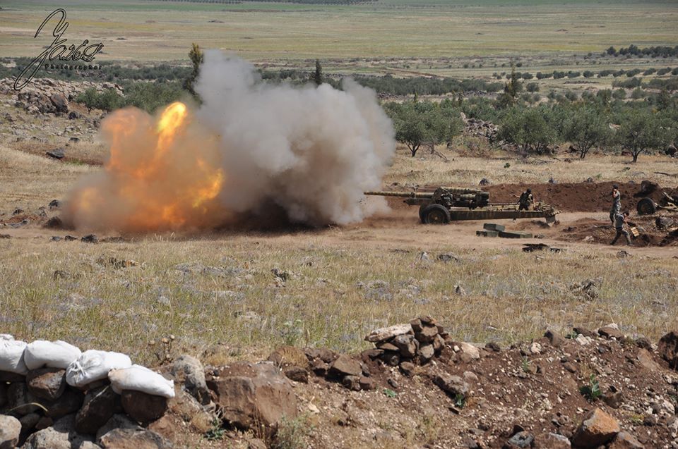 مدفعية الجيش السوري تقصف مواقع للإرهابيين في ريف حمص