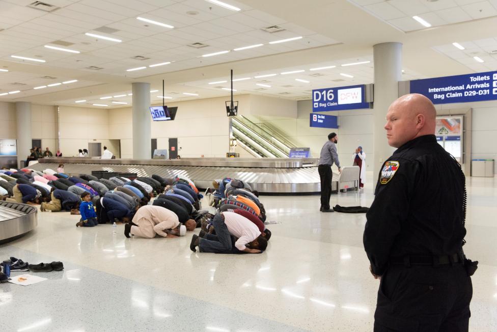 مسلمون أمريكيون يقيمون الصلاة في مطار بولاية تكساس 