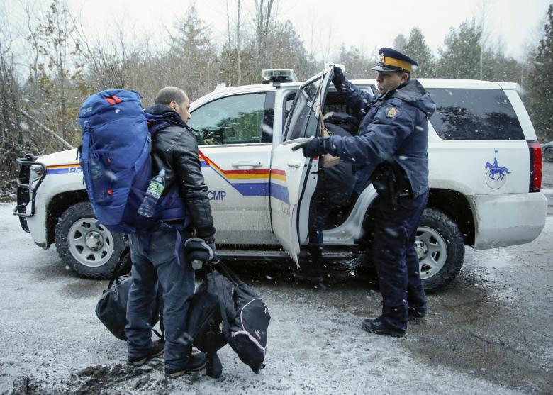 أمن الحدود الكندي يساعد مهاجرين سوريين على العبور لدخول كندا 