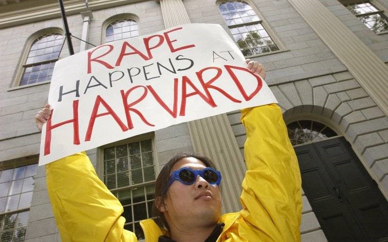 طالب يعترض على الاعتداءات الجنسية في هارفارد