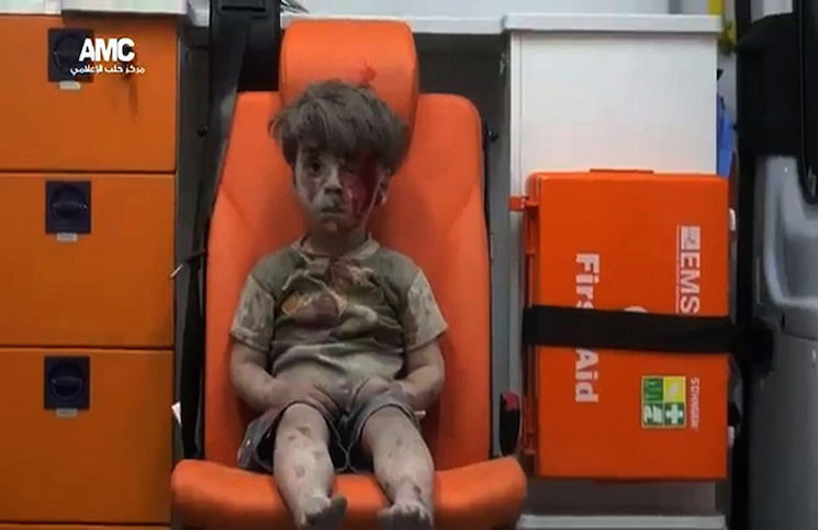 الطفل السوري عمران الذي أصيب جرّاء الاشتباكات بين الجيش السوري والمسلحين في حلب