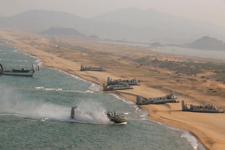 الجيش الكوري الشمالي خلال استعراض عسكري في المياه الكورية