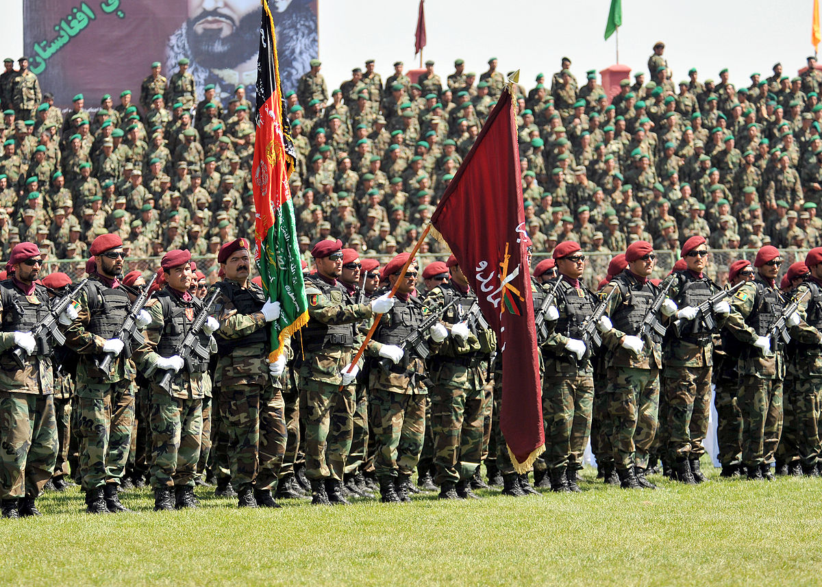 در ۲۸ ژانویه سال ۲۰۱۳ تعداد نیروهای مسلح افغانستان به ۳۵۲۰۰۰ هزار تن رسید که مساوی با تعداد نفرات ارتش پاکستان می‌باشد.