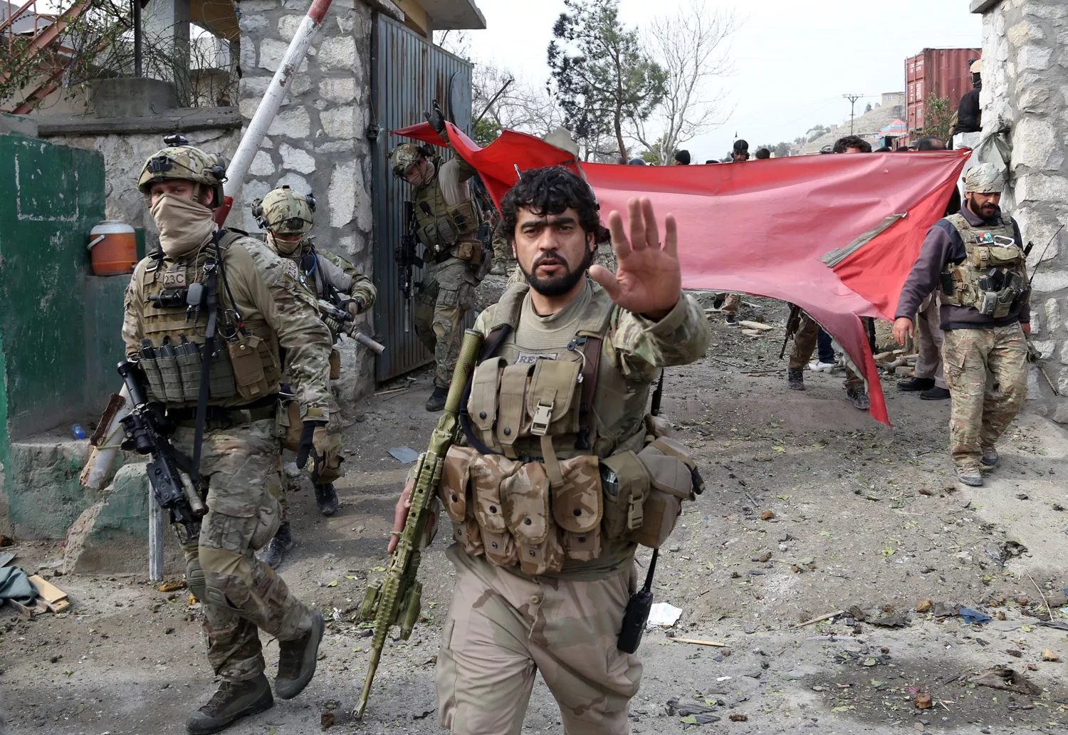 ناظران و افکار عمومی افغانستان ارتش این کشور را نهادی عمیقاً فاسد و نارکارآمد می دانند که حتی قادر نیست امنیت کارکنان نظامی خود را تأمین کند.
