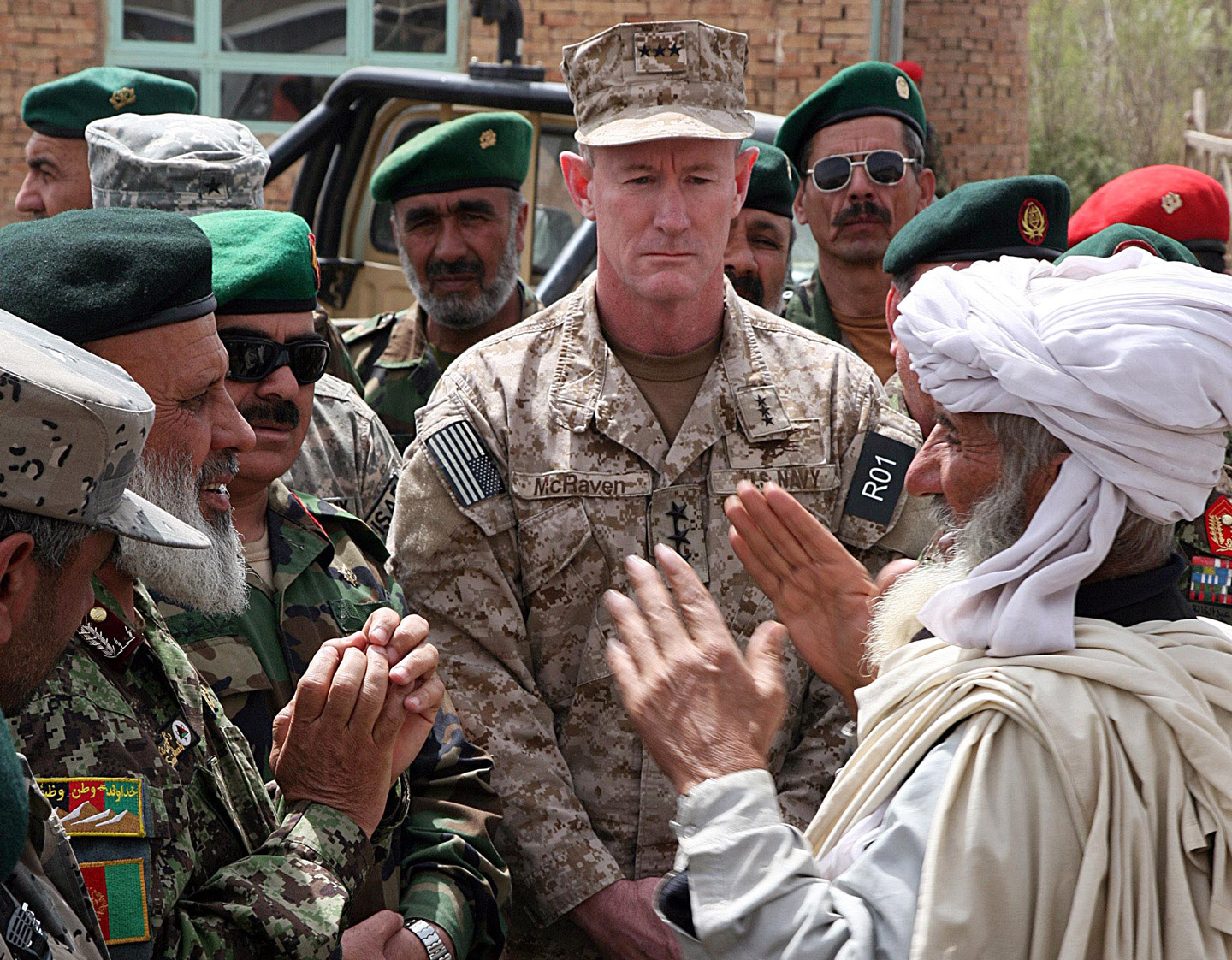 اختلاف نظرهای زیادی بین نیروهای افغان و نیروهای آمریكا و ناتو در مسائلی همچون مبارزه با مواد مخدر، نحوه هدایت عملیات‌ها، مذاکره با طالبان، اقدام علیه طالبان در داخل و در مرز پاکستان، و.. وجود دارد.