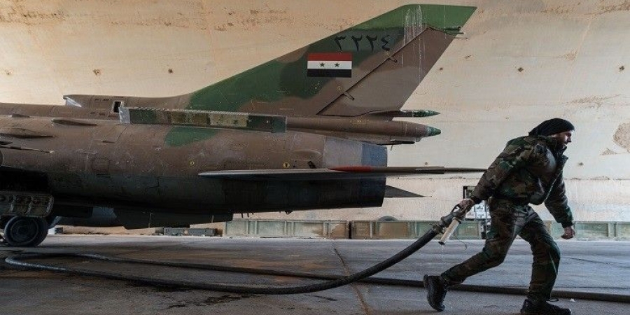 جندي سوري في مطار الجراح العسكري بريف حلب الشرقي