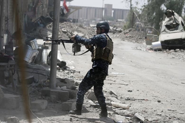 جنود من الجيش العراقي يحاربون داعش في الموصل