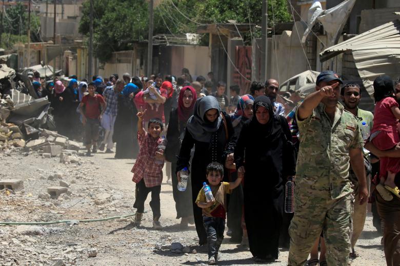 الجيش العراقي والحشد يؤمنان خروج المدنيين من الموصل القديمة