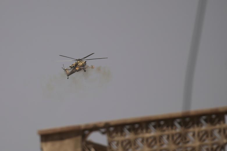 الهيلوكابتر العراقية تدك أوكار داعش في الموصل