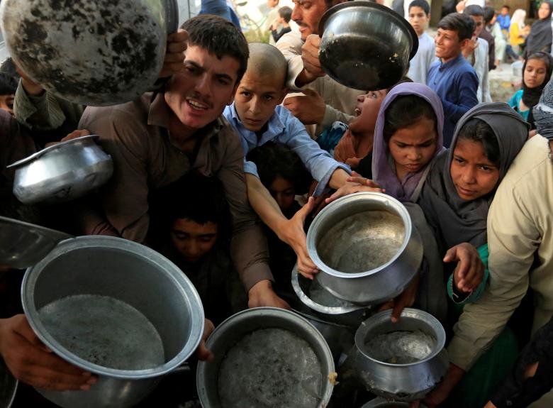 يحصل المسلمون على تبرعات غذائية خلال شهر رمضان في جلال أباد- أفغانستان