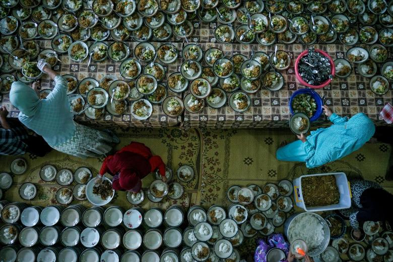 نساء يعددن طعام الإفطار في مسجد بمدينة يوجياكارتا في 