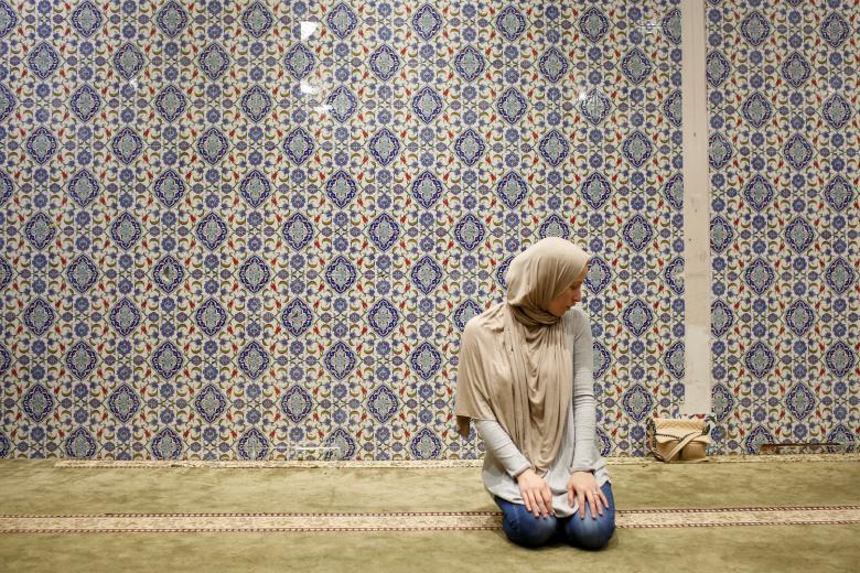 أمريكية مسلمة تصلي بعد الظهر في اليوم الأول من رمضان- مانهاتن/نيويورك 