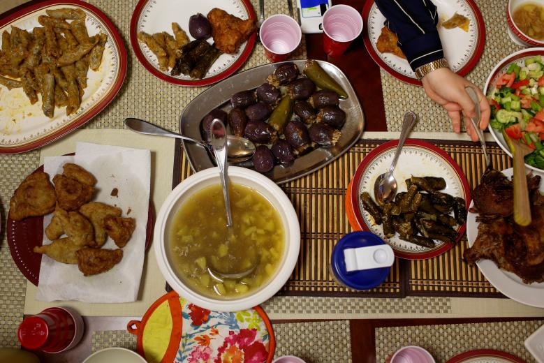 عائلة زهران السورية تأكل وليمة الإفطار في مانهاتن بنيويورك 