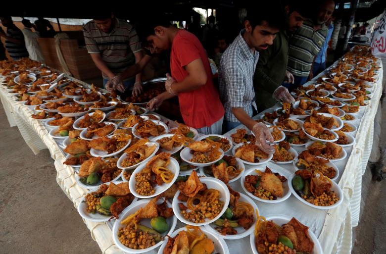 رجال يرتبون مائدة الطعام للمارة من أجل الإفطار- كراتشي/باكستان 