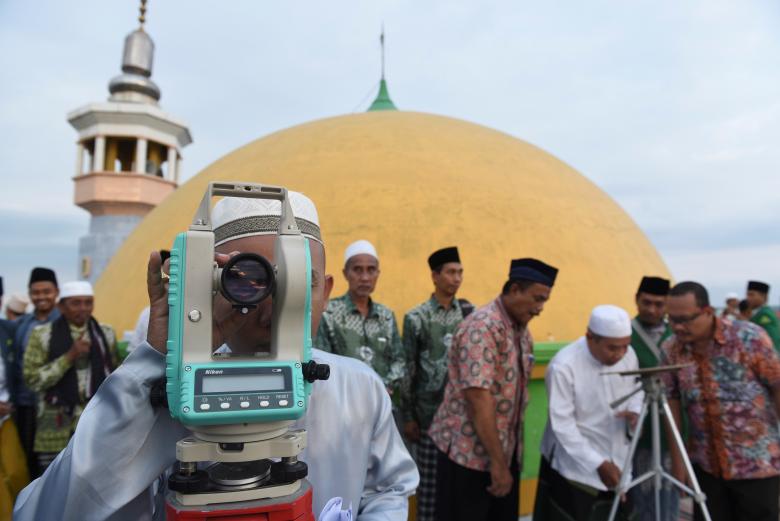 مختصون يستخدمون تليسكوبات لمشاهدة القمر الجديد لبدء شهر رمضان في إندونيسيا 