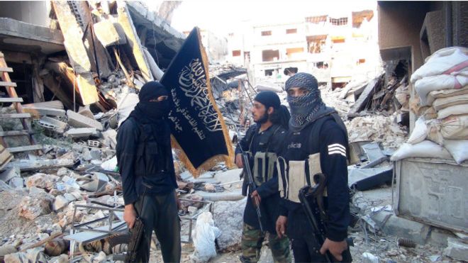 إرهابيون من تنظيم جبهة النصرة في مخيم اليرموك