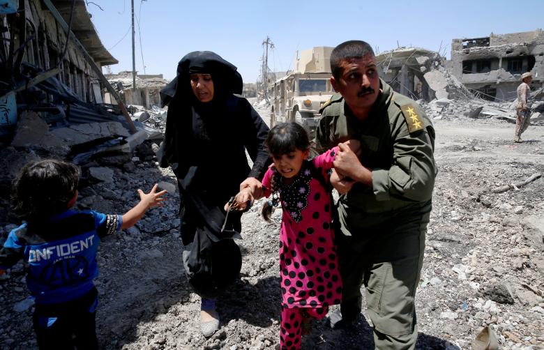 الجيش العراقي يقوم بتأمين المدنيين الفارين من إرهاب تنظيم داعش غربي الموصل