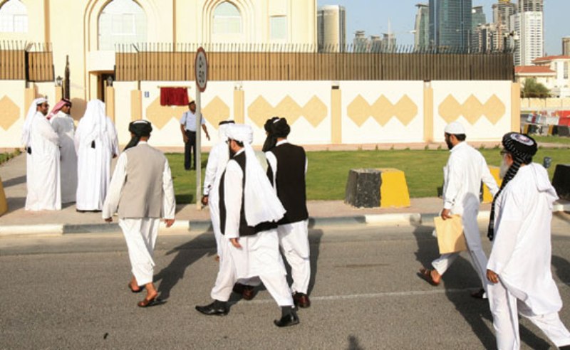 طالبان گروهی نزدیک به قطر به حساب می‌آید که در دوحه دارای دفتر رسمی است. این موضوع باعث شده تا ریاض با هدف تضعیف قطر در تحولات افغانستان، داعش را به عنوان گروهی جایگزین در برابر طالبان مورد توجه قرار دهد.