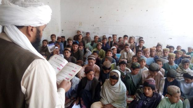 در والسوالی موسی قلعه، در عمق قلمرو طالبان، مدرسه‌ای فعال است که در آن دولت کابل و طالبان با یکدیگر همکاری دارند.