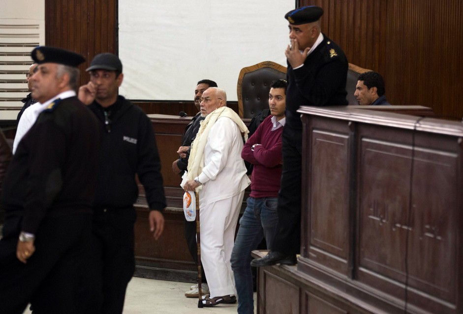 المرشد الاخواني عاكف بالرداء الابيض خلال محاكمته في القاهرة