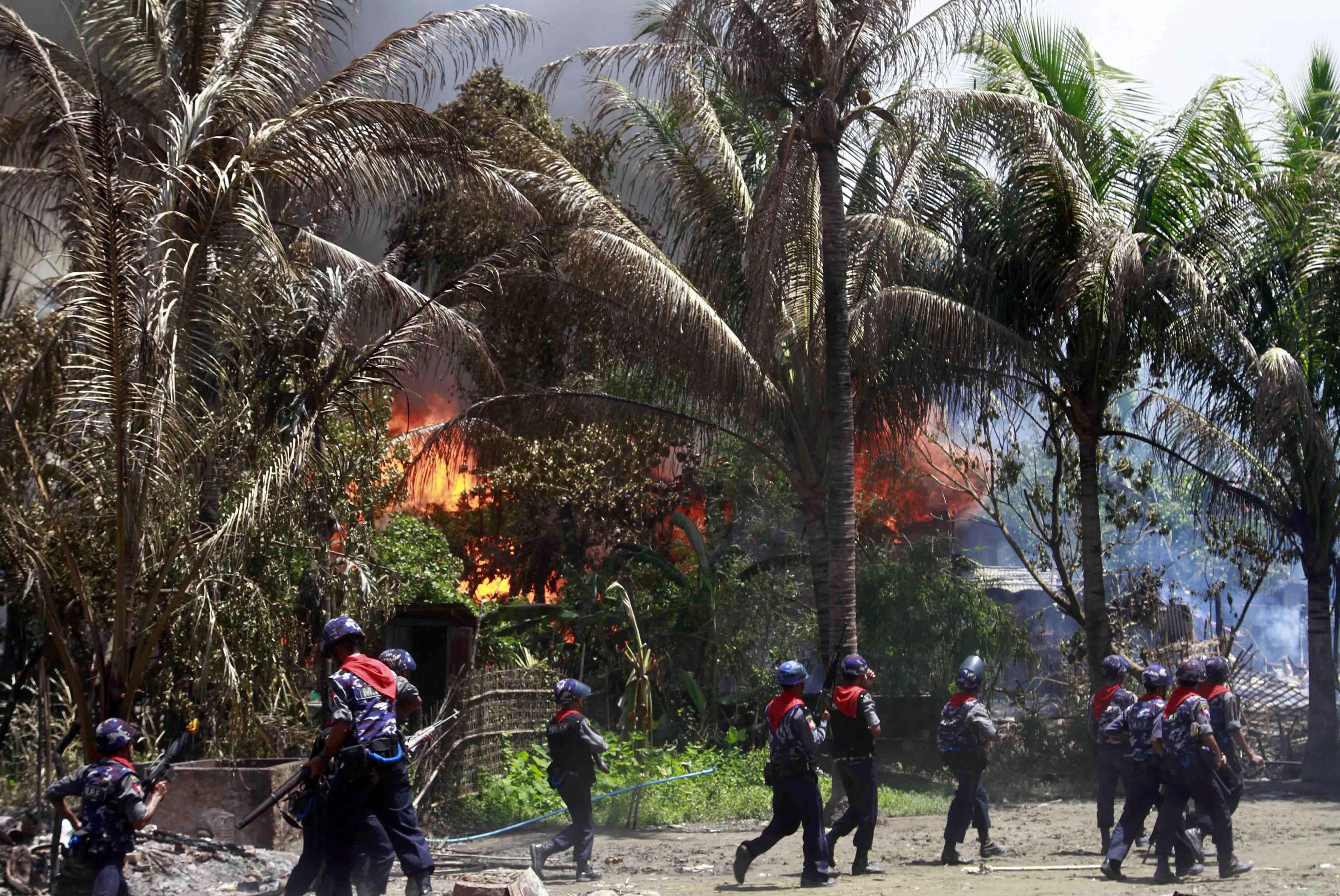 أحرق جيش ميانمار الجائر قرى مسلمي الروهينغا لإرغامهم على الخروج من البلاد