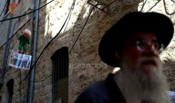 مستوطنون يضعون دمية تمثل جندياً إسرائيلياً فوق كنيس يهودي استهزاء بالجيش