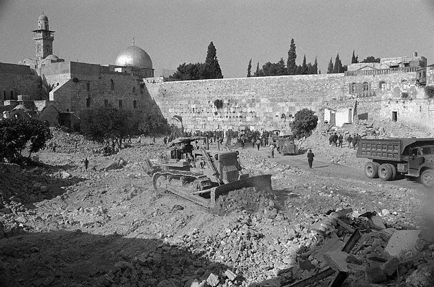 صورة يظهر فيها تخريب منطقة باب المغاربة على أيدي الصهاينة في العام 67