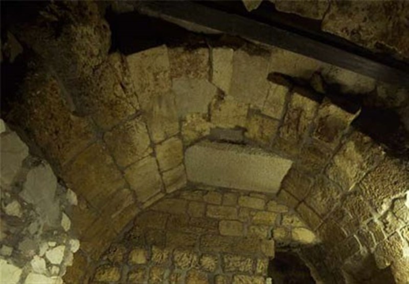 حفريات أسفل حائط المبكى- ويمكن مشاهدة الصالونات التي يمارس فيها اليهود مراسمهم في هذه الحفريات