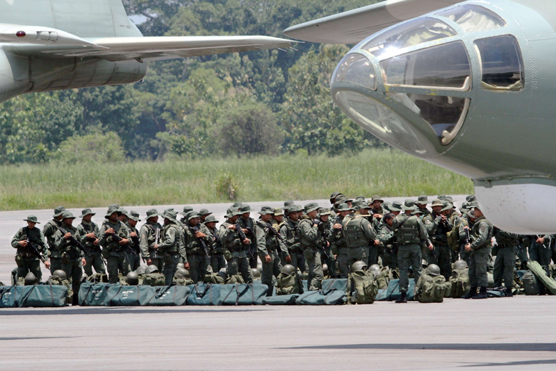 Más militares en la frontera venezolano-colombiana para luchar contra paramilitarismo