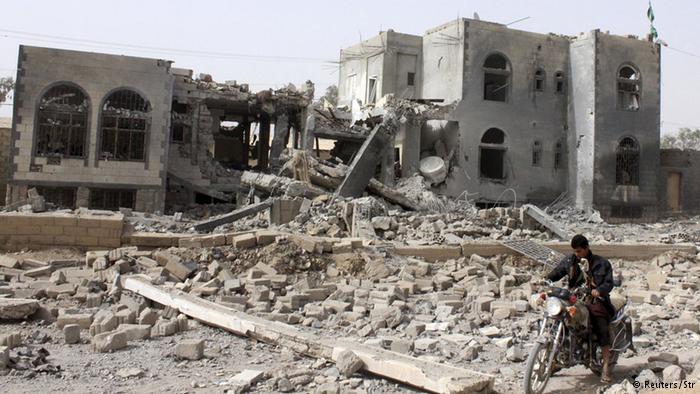 العدوان السعودي علي اليمن يكثف غاراته غداة بدء الهدنة الانسانية المزمعة