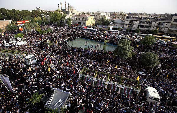 Iranians Carried 175 Divers Martyred in 1980s War on Their Shoulders 