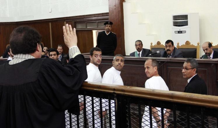 المحكمة المصرية تقضي بحبس صحفيي الجزيرة، وواشنطن تندد