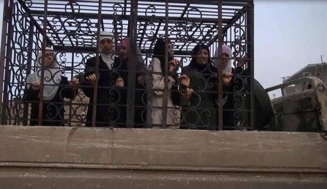 بعد داعش، ارهابيوا غوطة دمشق يستخدمون المدنيين المحتجزين في الأقفاص الحديدية كدروع بشرية 