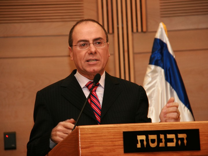 استقالة وزير الداخلية الاسرائيلي سيلفان شالوم بسبب اتهامه بالتحرش