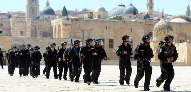  Soldados israelíes vuelven a atacar a los palestinos en Al-Aqsa