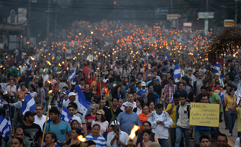 Los hondureños intensifican sus protestas contra corrupción gubernamental