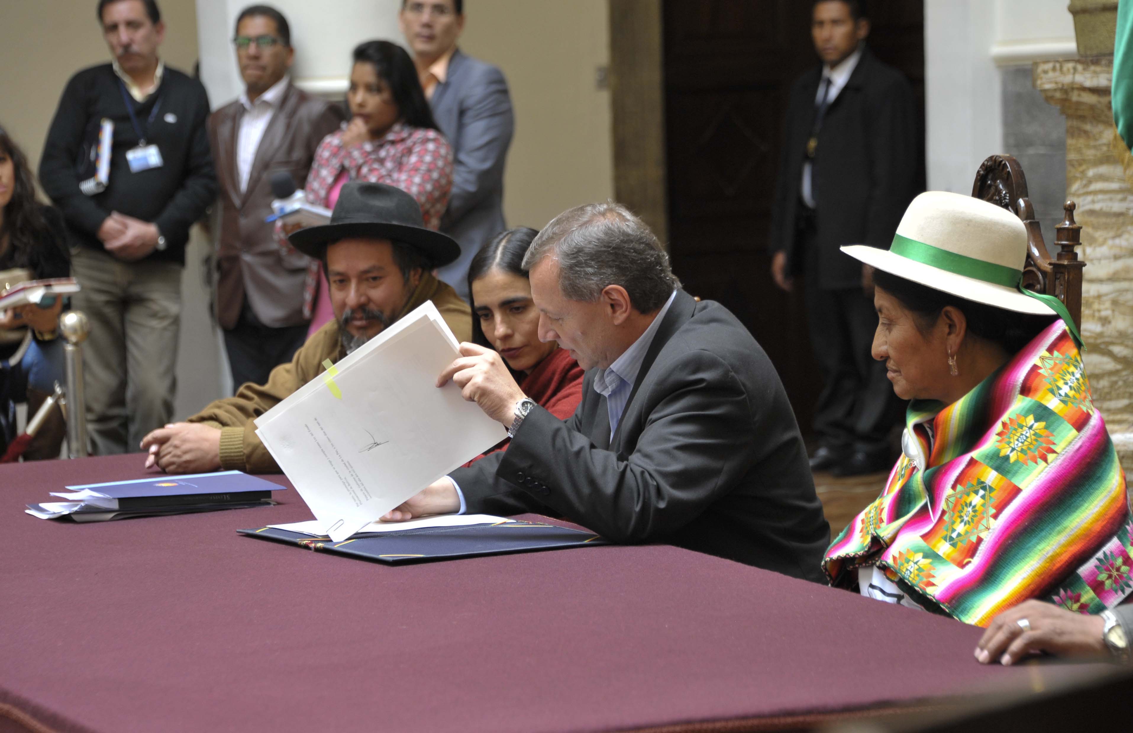 Gobierno promulga ley para referendo sobre reelección del presidente boliviano Evo Morales