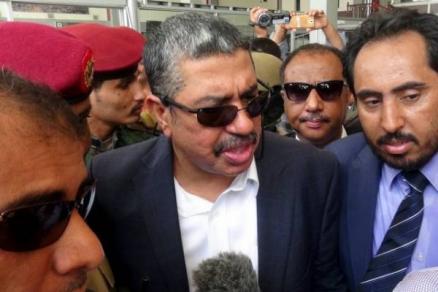 منبع نظامی یمنی در گفتگو با الوقت:‌ تیراندازی به سوی خالد بحاح در فرودگاه عدن
