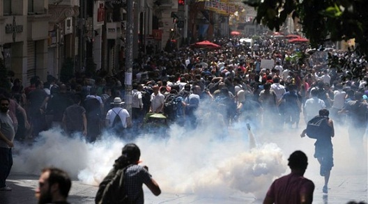 Manifestantes turcos denuncian intervención de Ankara en Siria e Irak 